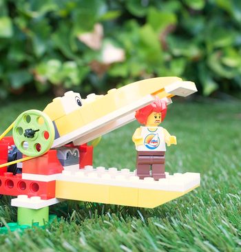Cocodrilo LEGO WeDo sobre césped