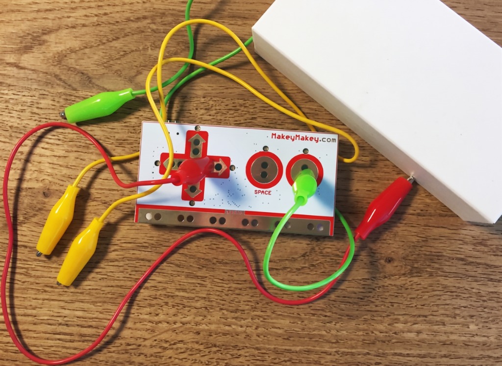 Placa Makey Makey con pinzas de cocodrilo conectadas
