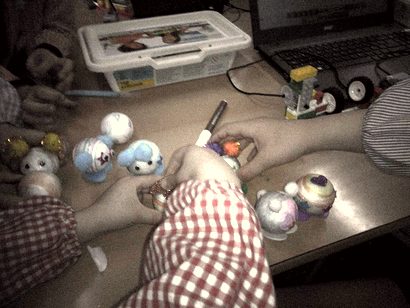 Piezas de robótica y una caja de material sobre la mesa de un taller