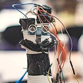 Cabeza de robot casera con sensor de ultrasonidos y cables de colores